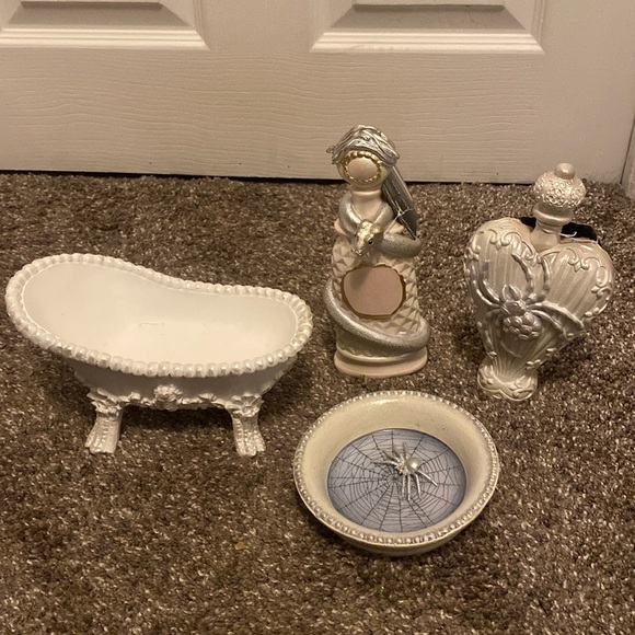 Ashland Halloween Bathroom Vanity Decor Dish Tub Faux Bottles Snake Spider NWT - Picture 1 of 12